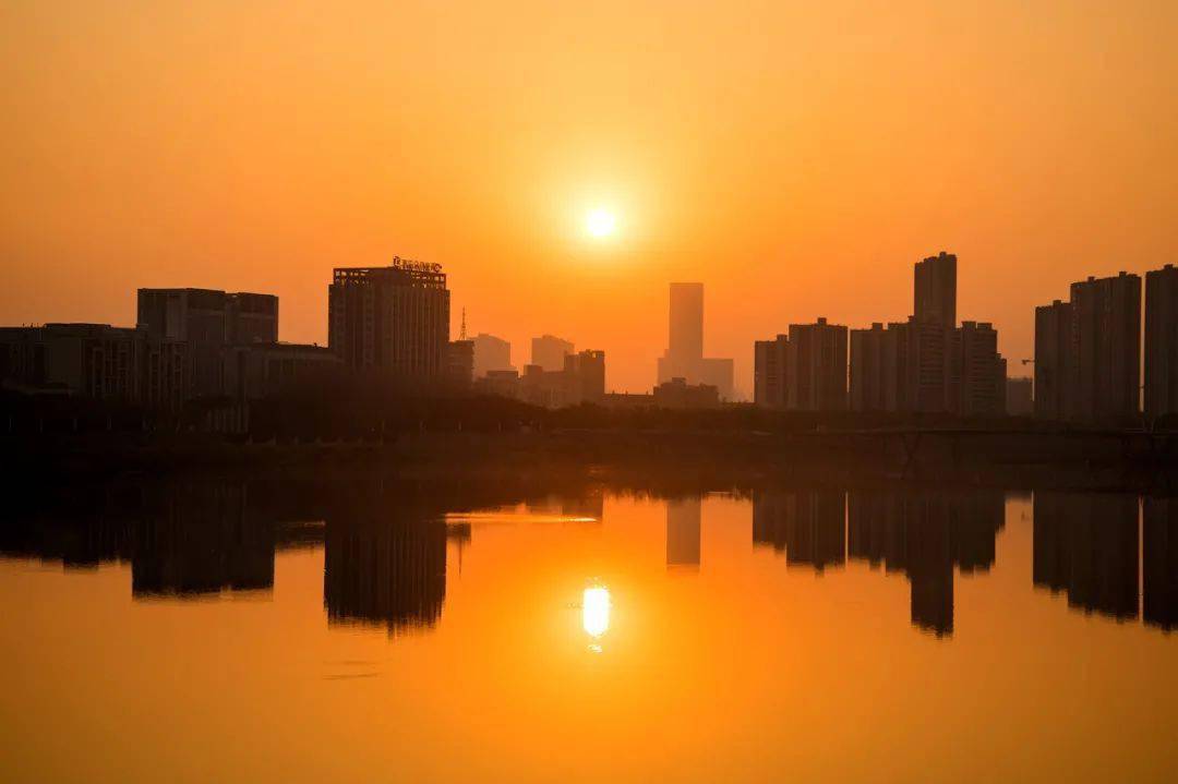 探索新视界：美丽村庄全景图映照大地光彩