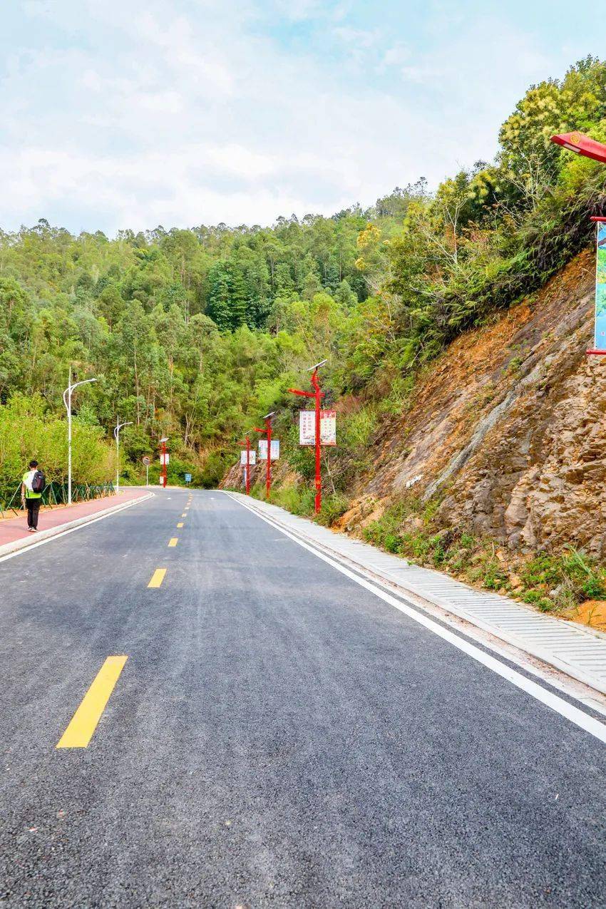 大吉山至贵东新道，展望未来，路在脚下，一路繁花似锦